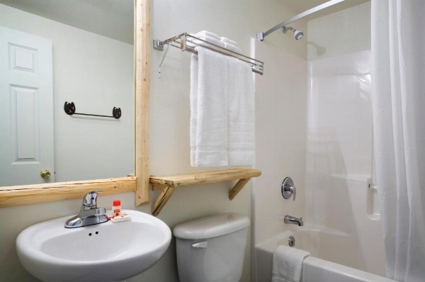 Super 8 by Wyndham Powell image 18